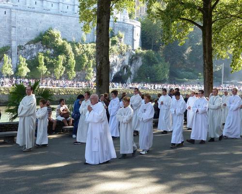 Lourdes2015_mercredi_proc-St-Sacrement (31) (Copie