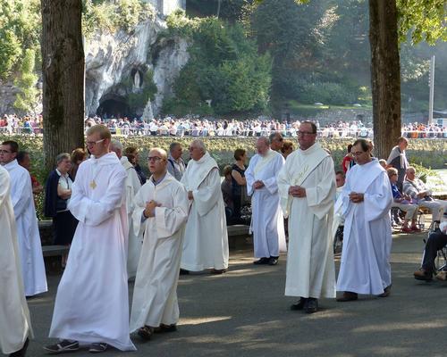 Lourdes2015_mercredi_proc-St-Sacrement (32) (Copie