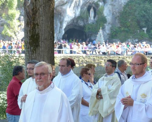 Lourdes2015_mercredi_proc-St-Sacrement (34) (Copie
