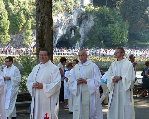 Lourdes2015_mercredi_proc-St-Sacrement (35) (Copie
