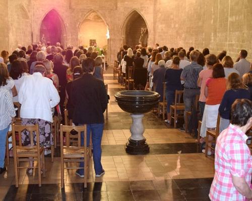 presque 200 personnes réunies