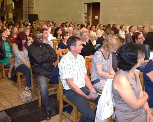 l'assemblée est à l'écoute de l'homélie