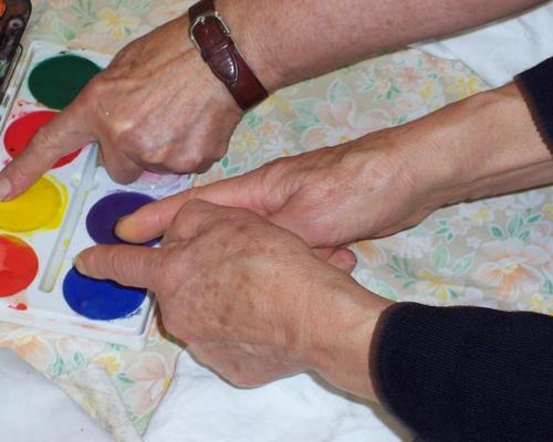 Thérèse, avec ses deux mains, prend une couleur