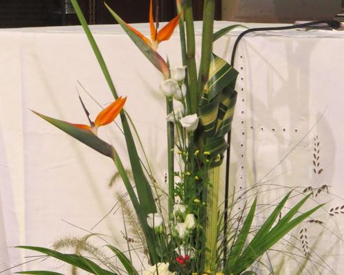 Heureux moment: un superbe bouquet porte notre regard vers l'autel.