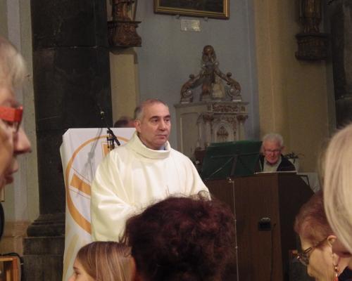 L'Abbé Marc Beaumont,vicaire épiscopal,  nouveau Doyen accueille les paroisiens pour la fête de Saint François