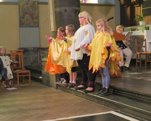 Chants mimés par les enfants de l'ACE pour rendre gloire à Dieu