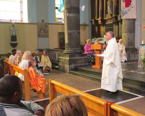 Heureux moment en ce début d'homélie que cet échange du Prêtre avec les enfants sur Saint François