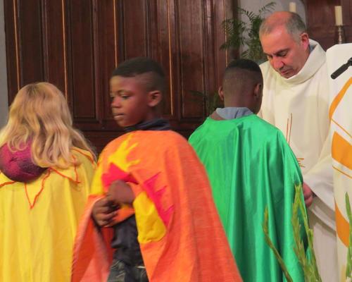 La procession des oblats apportés par les enfants de l'ACE et des adultes
