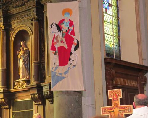 A la fin de la messe, chacun se tourne vers Marie, mère de Jésus, pour chanter:...