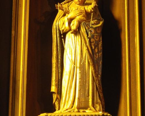 "Je vous salue Marie, comblée de grâce. Le Seigneur est avec vous...