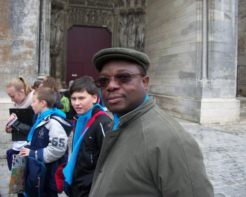 9. Abbé Ignace devant la cathédrale