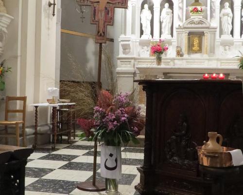 Une église fleurie pour accueillir chacun