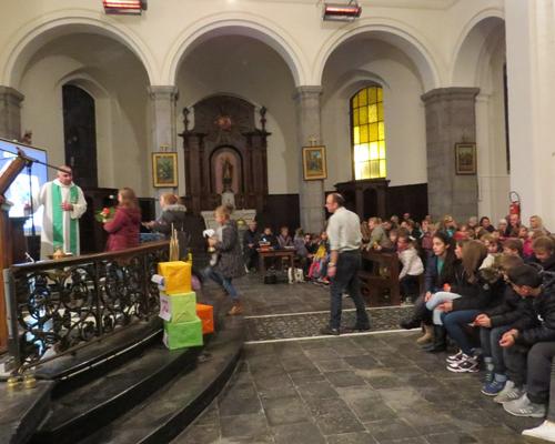 Les offrandes sont accueillies par le prêtre....  et... posées sur la table eucharistique:...