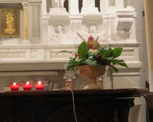 Les fleurs coupées symbolisant le sacrifice du Christ... et ... la lumière