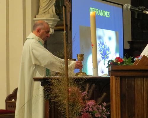 La patène et le calice posés sur l'autel nous invitent à préparer notre coeur à s'ouvrir à l'Eucharistie...