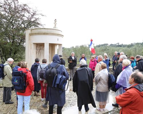 Chemin de croix dans une nature préservée, proche de celle de l'époque des apparitions