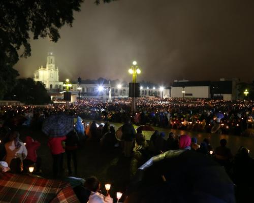 Veillée aux flambeaux et Rosaire du 12 octobre
Pluie présente, source de concentration de chacun sur sa pière, pour... être mieux lavé de ses fautes et trouver en Marie la chaleur du réconfort d'une maman