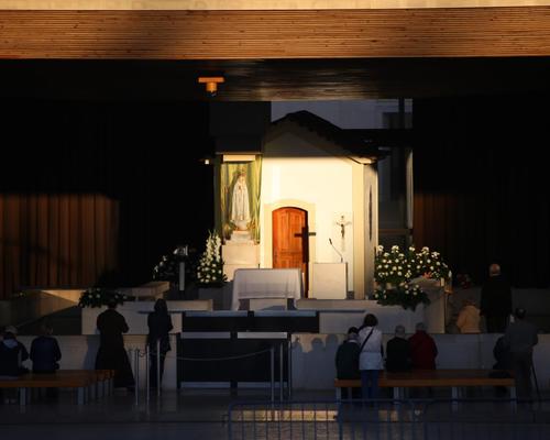 Premiers rayons du soleil sur la chapelle des apparitions