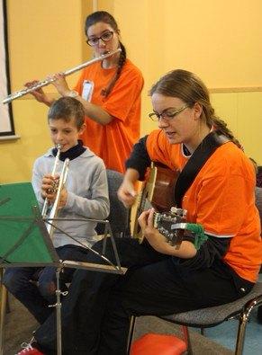 musiciens ... Que chaque enfant porte sa pierre au chantier de la maison du Père