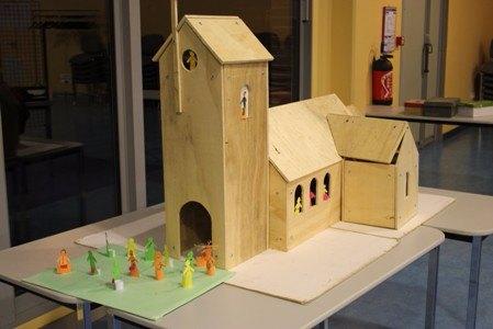 l'église montée grâce à tous ..et investie par des personnages  agiles