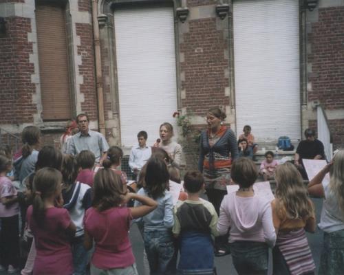 Les jeunes accueillent les groupes en chantant