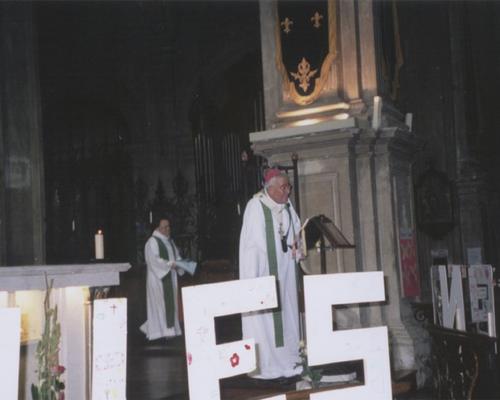 L'évêque accueille les familles dans la cathédrale