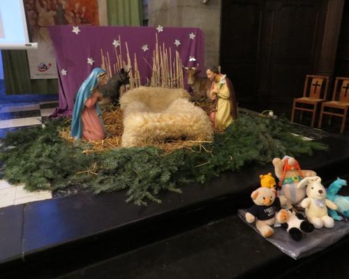 Tiens des jouets au pied de la crèche !