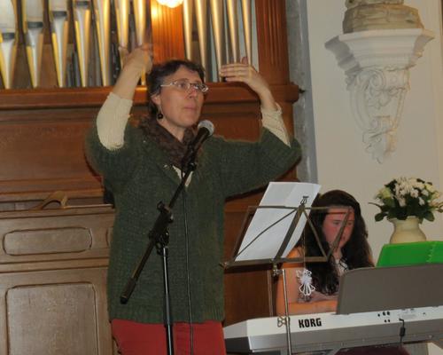 On chante avec joie avec l'aide de Dominique et Mathilde
