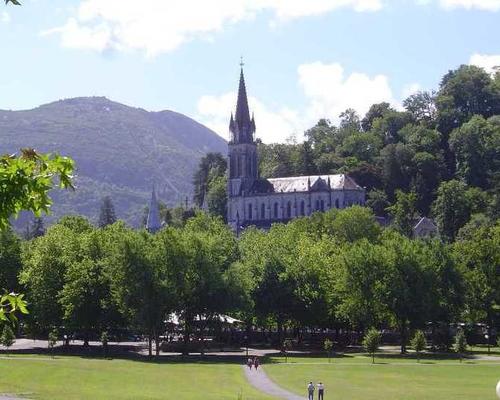 A-Lourdes-basilique