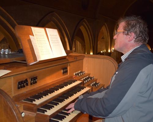 Bernard embellit cette célébration à l'orgue 