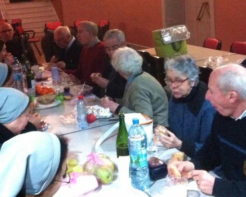 La messe célébrée en la collégiale est terminée, c'est l'heure du pique-nique