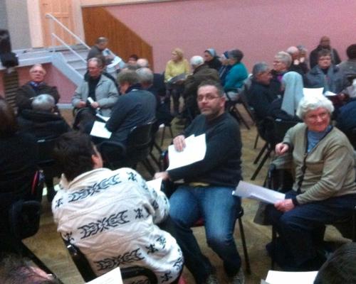 Il est 20h, la rencontre grand public commence par un échange en petits groupes sur les 4 orientations données par le Concile provinciale de 2015