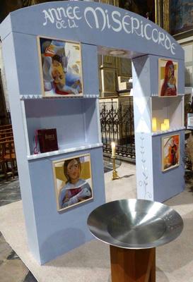 Sur la Porte Sainte, les icônes du fils pardonné, de la brebis perdue et retrouvée, du bon Samaritain
