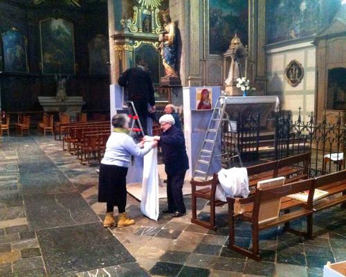 Installation de la Porte Sainte dans la collégiale