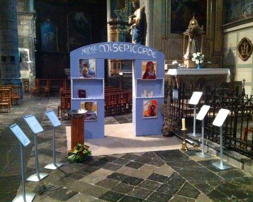 En passant la Porte Sainte, chacun est invité à se signer avec l'eau bénite, signe du baptême