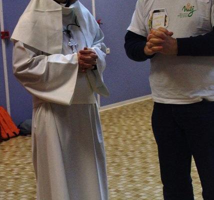 le papae François en grande conversation  avec un policier du Vatican. Vous trouvez qu'il a rajeuni ? Normal   : c'est un rassemblement du mouvement eucharistique des JEUNES  !