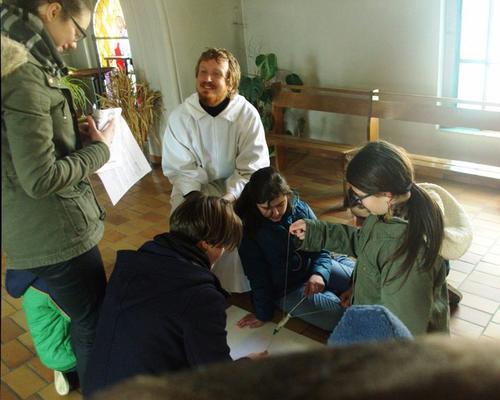 A la chapelle Sixtine on apprend à écrire à 4 mains et quelques ficelles...