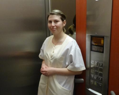 retour dans le service, après avoir conduit un résident à la chapelle