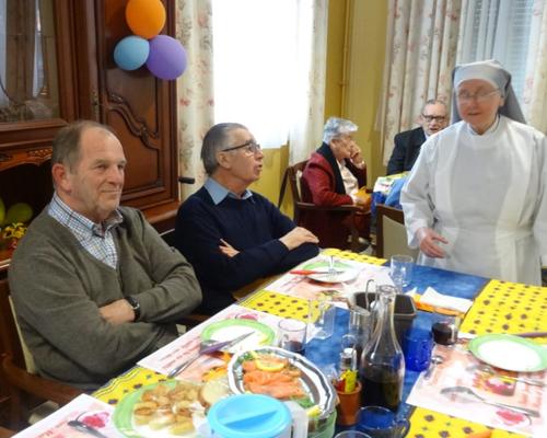 repas partagé avec les résidents
