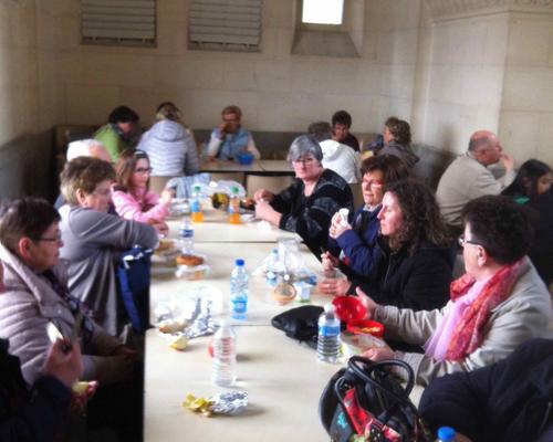 Arrivés vers 12h30, nous partageons le pique-nique à l'abri près de la Basilique