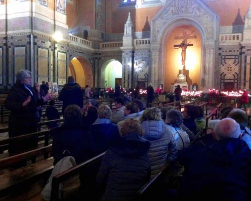 Visite guidée de la basilique, qui a été construite avec les seuls dons des pèlerins
