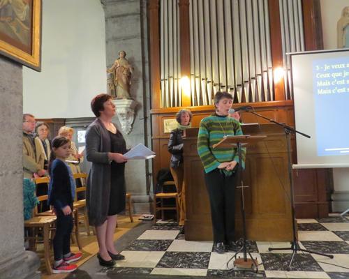 Chorale et orgue aident l'assemblée à chanter.