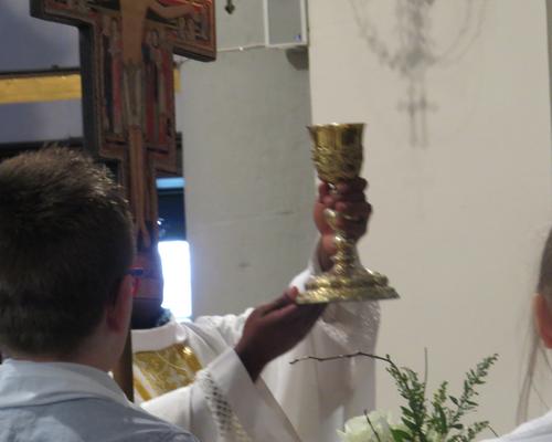 ...et le sang du Christ offerts en sacrifice pour sauver tous les hommes