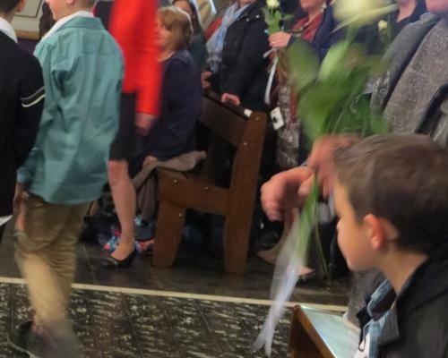 ...à une personne de son choix pendant que l'assemblée chante:...