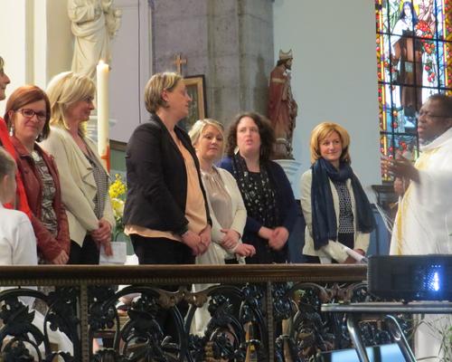 Les catéchistes sont invitées à venir dans le choeur.