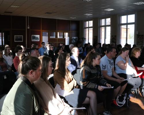 1605_Mgr Garnier rencontre les confirmands 7