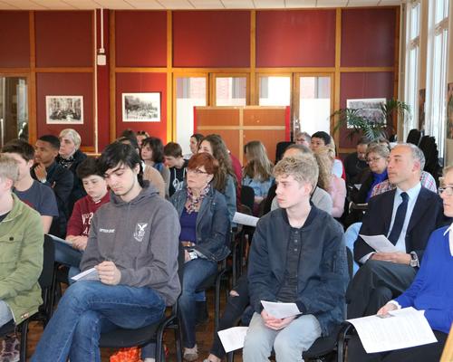 1605_Mgr Garnier rencontre les confirmands 11