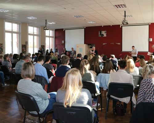 1605_Mgr Garnier rencontre les confirmands 15