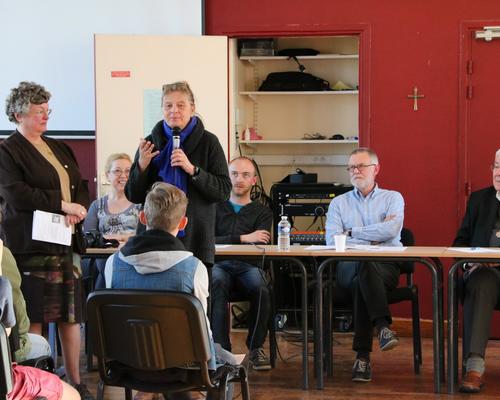 1605_Mgr Garnier rencontre les confirmands 22
