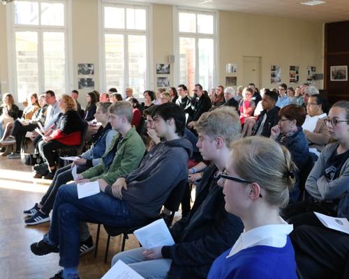 1605_Mgr Garnier rencontre les confirmands 25